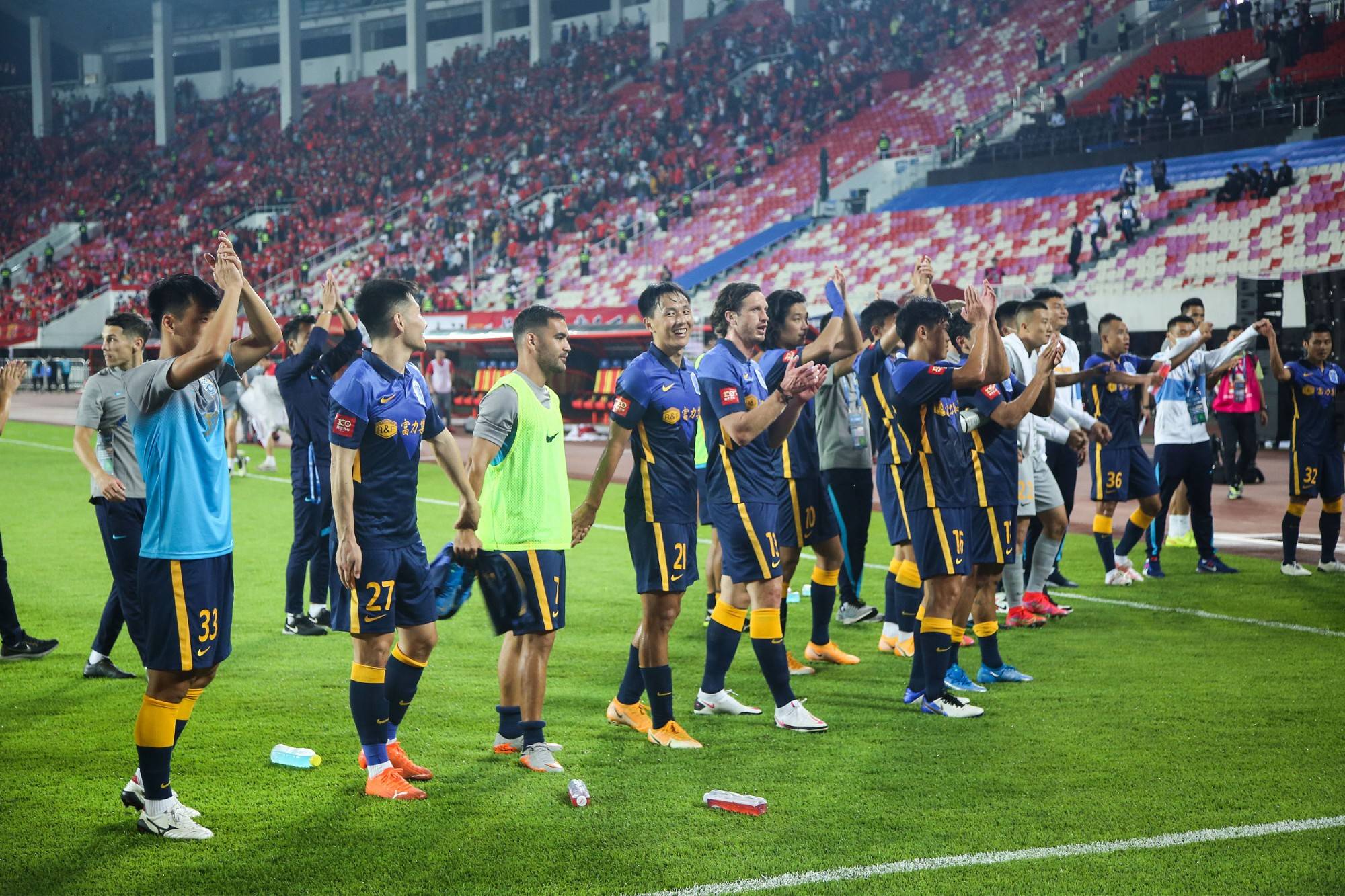 关键时刻广州队复出首秀皇家马德里防线松动备战荷甲，连对手都承认：转会期广州队调整名单以备西甲的简单介绍